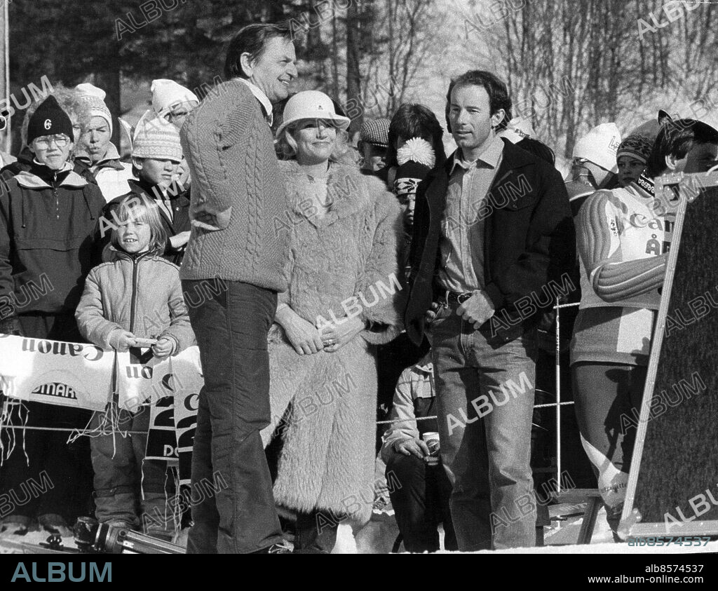 Åre 1984-03-17. Ingemar Stenmark och Ann Uvhagen pratar med statsminister Olof Palme (S) vid världscuptävlingarna i Åre 1984.. Foto: Torbjörn Andersson / DN / TT / Kod: 4. ** SvD OUT **.