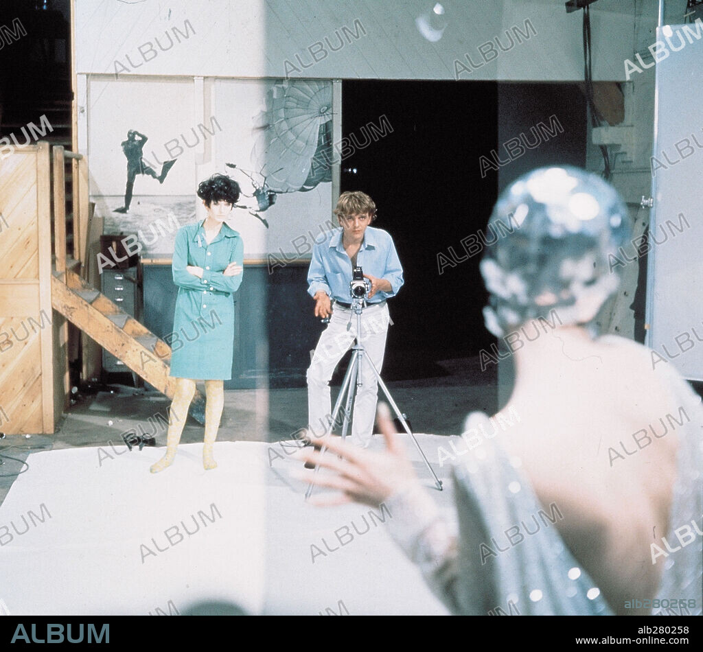 DAVID HEMMINGS in BLOWUP, 1966, directed by MICHELANGELO ANTONIONI. Copyright M.G.M.