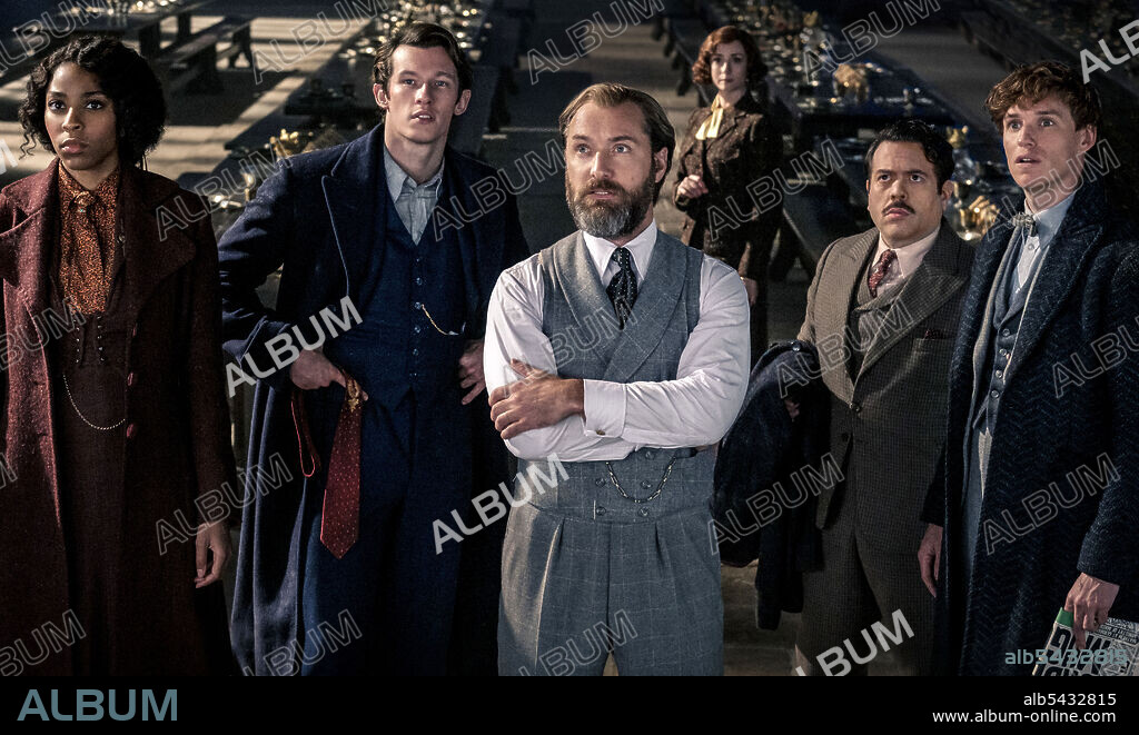CALLUM TURNER, DAN FOGLER, EDDIE REDMAYNE, JESSICA WILLIAMS et JUDE LAW dans FANTASTIC BEASTS: THE SECRETS OF DUMBLEDORE, 2022, réalisé par DAVID YATES. Copyright WARNER BROS.