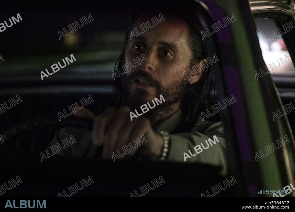 JARED LETO en PEQUEÑOS DETALLES, 2021 (THE LITTLE THINGS), dirigida por JOHN LEE HANCOCK. Copyright WARNER BROS. / GOODE, NICOLA.