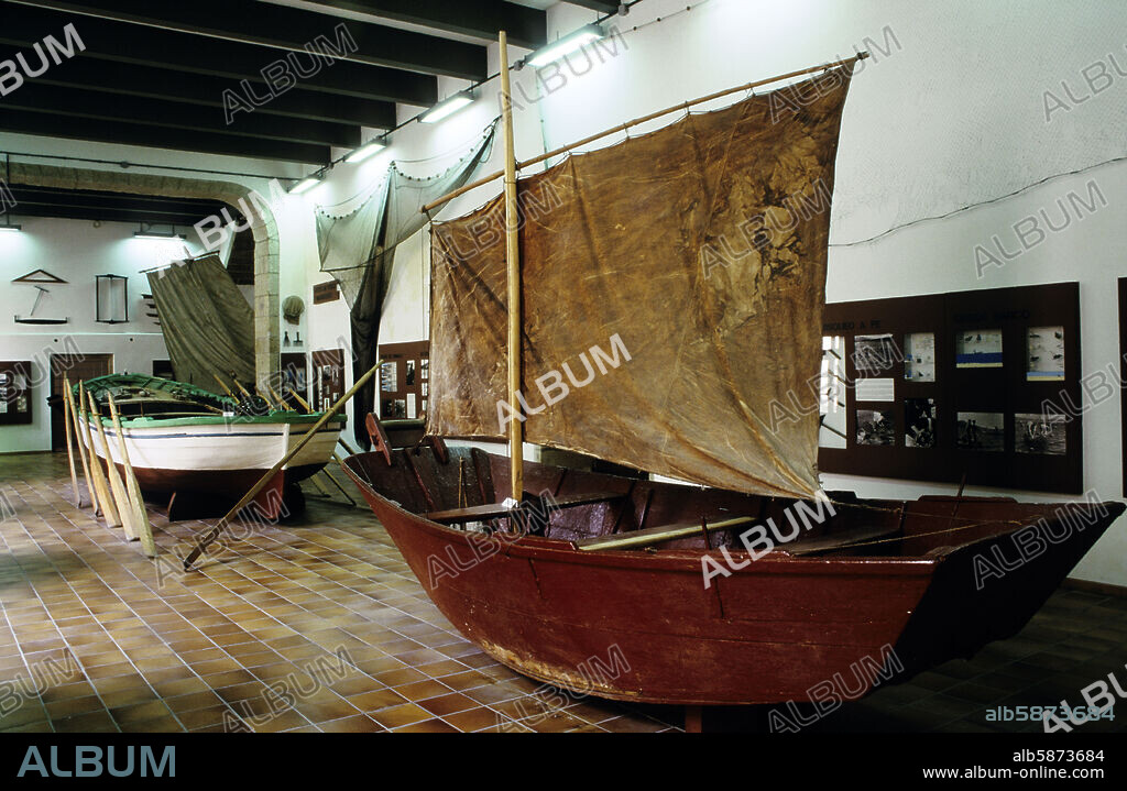 Santiago de Compostela, Museo del Pueblo Gallego; embarcaciones tradicionales de vela.