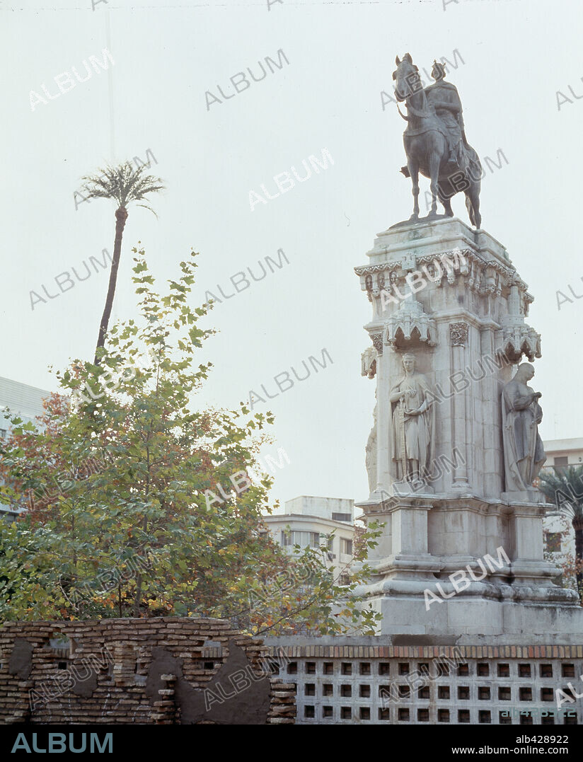CASA REAL ESPAÑOLA. Anónimo. Estatua ecuestre de Fernando III "El Santo"(1201-1252), Rey de Castilla y León.Mandó traducir el "Liber Iudiciorum" al castellano. Plaza Nueva, Sevilla.
