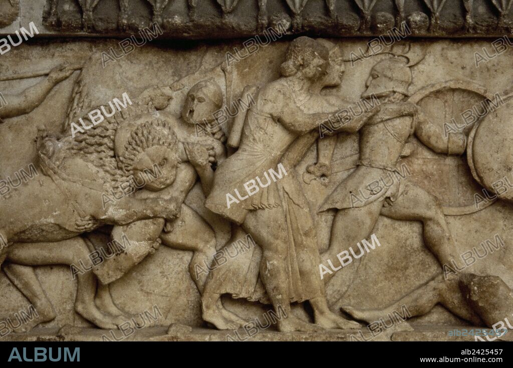 ARTE GRIEGO-ARCAICO. GRECIA. "TESORO DE SIFNIOS" (SIPHNOS). Realizado en el 525 a. C. en estilo jónico. Detalle del friso en el que aparece representada una GIGANTOMAQUIA entre los dioses y los gigantes rebeldes en el Olimpo. DELFOS. Región de la Grecia Central.