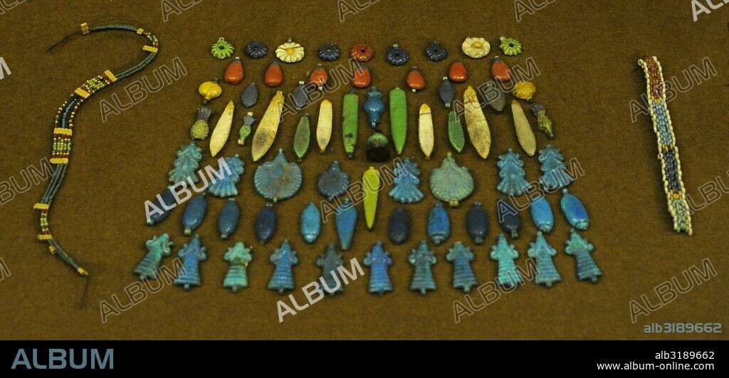 Arte Egipcio. Egipto. Amuletos y cuentas de collar de loza de distintos colores. The State Hermitage Museum. San Petersburgo. Rusia.