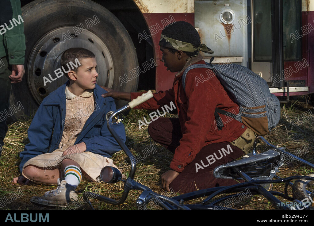 CALEB MCLAUGHLIN und MILLIE BOBBY BROWN in STRANGER THINGS, 2016, unter der Regie von MATT DUFFER und ROSS DUFFER. Copyright 21 LAPS ENT/MONKEY MASSACRE. Season 1 x 7.
