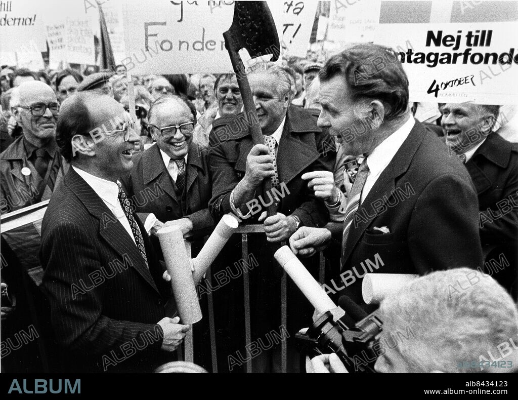 ARKIV 19831005 . Moderaternas ledare Ulf Adelsohn, till vänster, och Centerpartiets ledare Thorbjörn Fälldin, till höger, under demonstration mot löntagarfonderna i Stockholm den 5 oktober 1983,. Foto: Per Lindström / EXP / TT / Kod: 60. **AFTONBLADET OUT**.