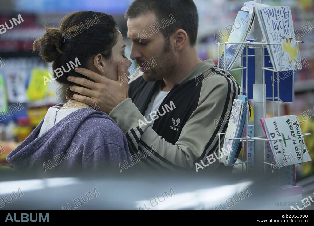CHRIS EVANS y MICHELLE MONAGHAN en PLAYING IT COOL, 2014, dirigida por JUSTIN REARDON. Copyright VOLTAGE PICTURES.