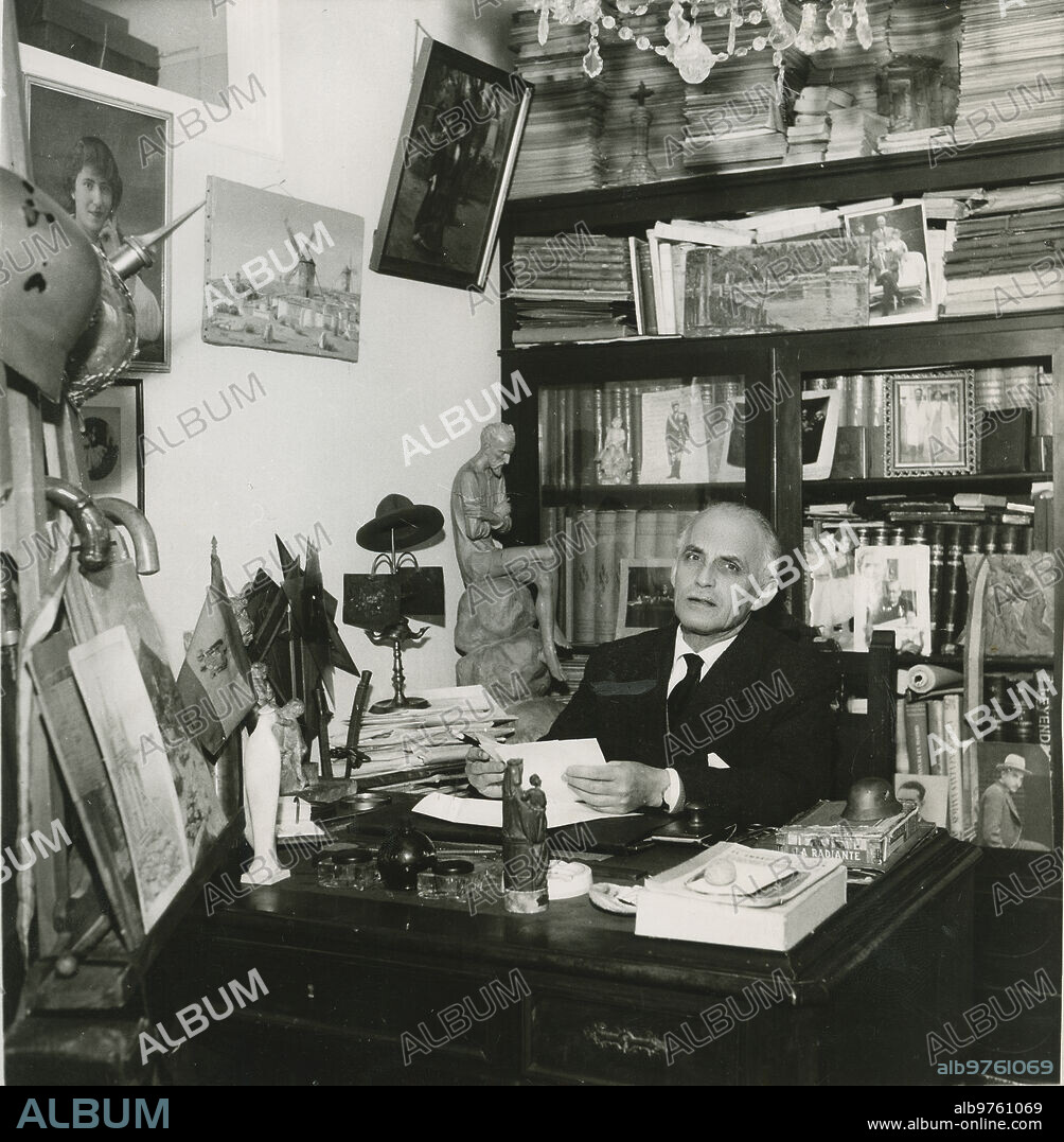 Madrid, hacia 1965. Virgilio Muro (1891-1967), fotógrafo de ABC y Blanco y Negro durante más de 50 años, posando en el despacho de su domicilio madrileño.