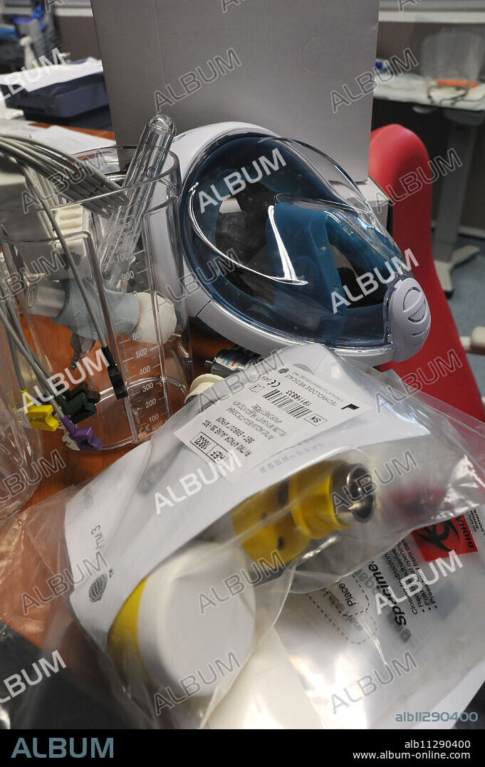 Integral Decathlon diving mask transformed into an artificial respirator for patients with Covid-19. Medical resuscitation service - Jacques Cartier Hospital - Massy.