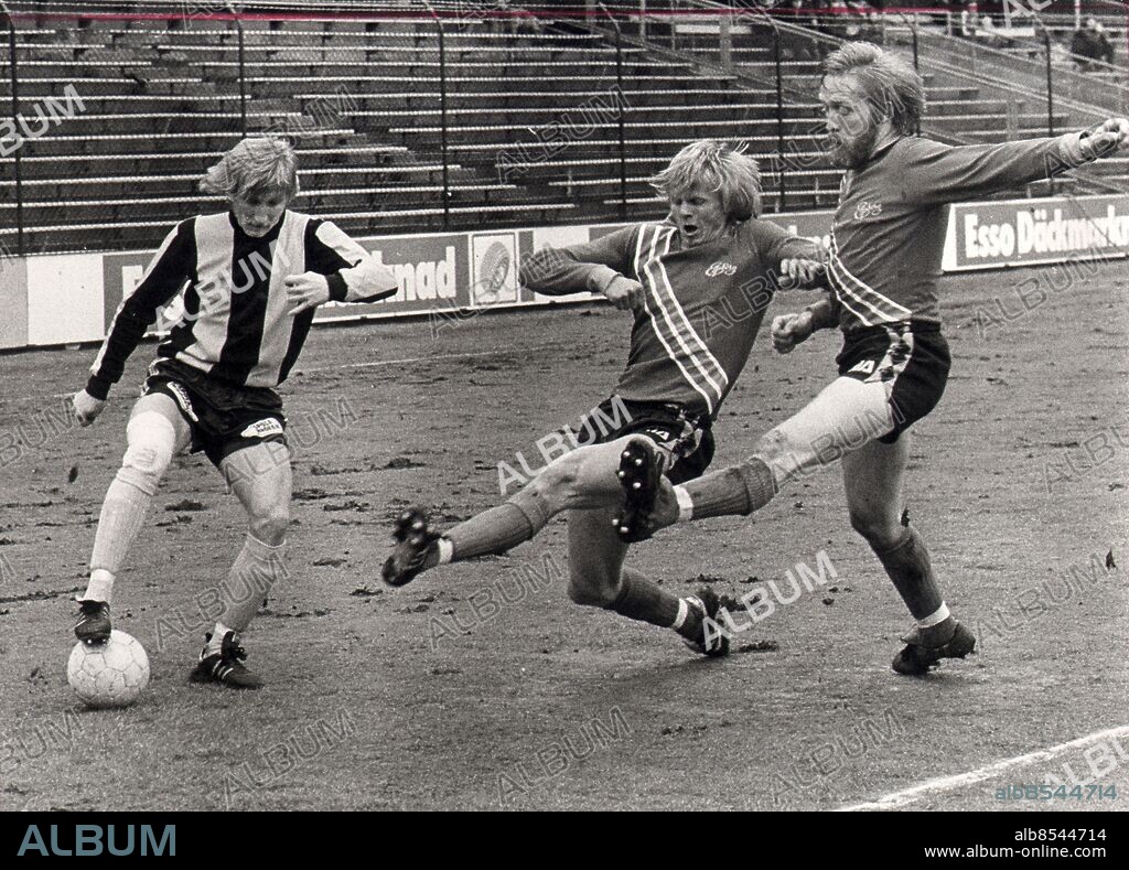 STOCKHOLM 770404 . Billy Ohlsson Hammarby mot Elfsborgs Bengt Andersen och Christer Hellqvist . Foto: Staffan Almquist / Expressen / TT / Kod: 2 . ** AFTONBLADET OUT **.