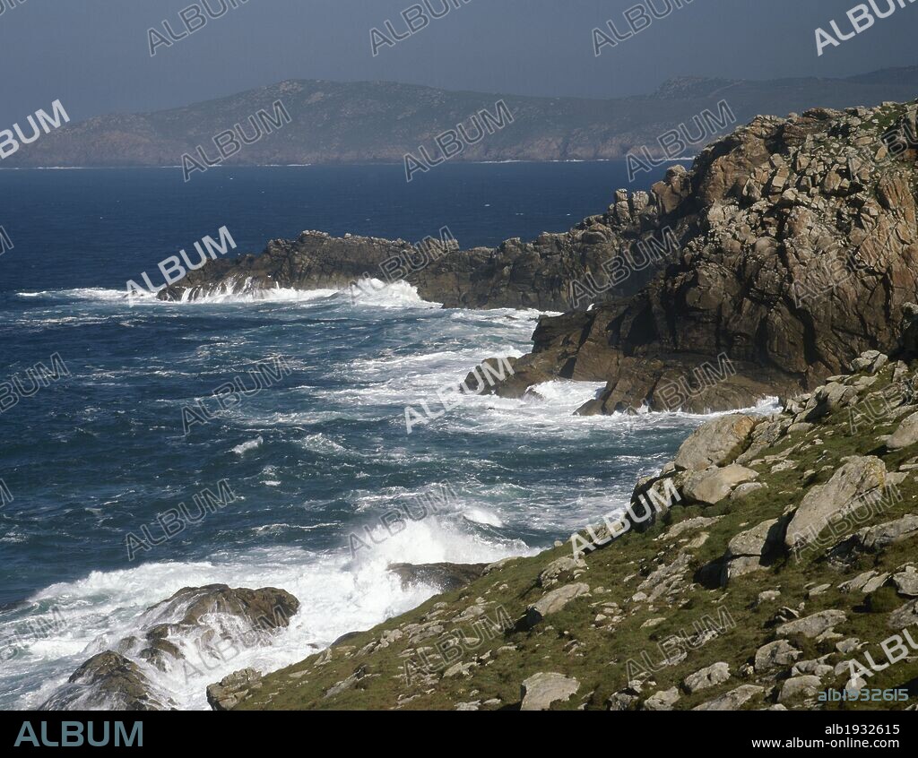 GALICIA. COSTA DE LA MUERTE (COSTA DA MORTE). Vista del CABO TOURIÑAN. Provincia de A Coruña. España.