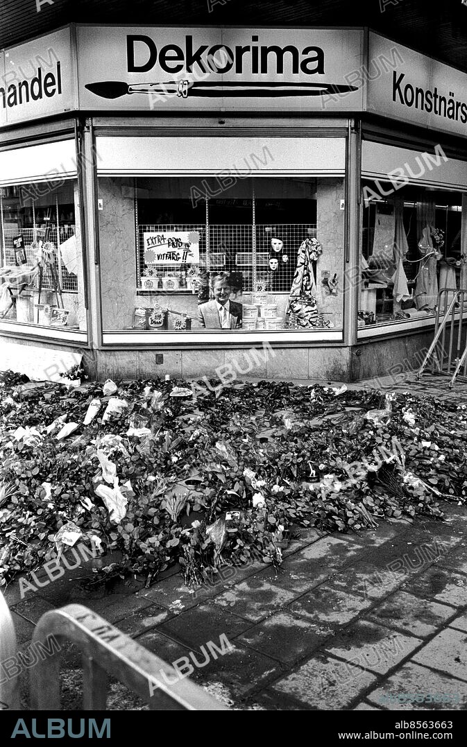 860301. Stockholm.. Mordet på Olof Palme. Blommor vid mordplatsen.. Foto: GP. ©Kamerareportage *** Local Caption *** . KAMERAREPORTAGE.