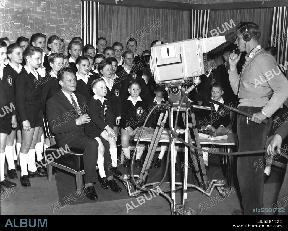 Brandt, Willy Politiker (SPD), 1913-1992. Der Regierende Bürgermeister von Berlin, Willy Brandt, am 12. April 1958 mit den Schöneberger Sängerknaben im Fernsehstudio. Foto.