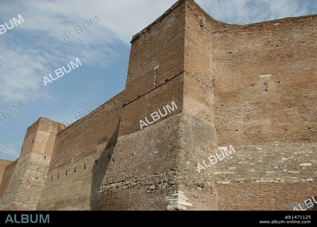 ARTE ROMANO. ITALIA. MURALLAS AURELIANAS. Cinturón de unos 18 km. que rodea parte de Roma. Comenzadas por el emperador Aureliano en el año 272 y finalizadas en el 279. (Siglo III). Roma. Italia.