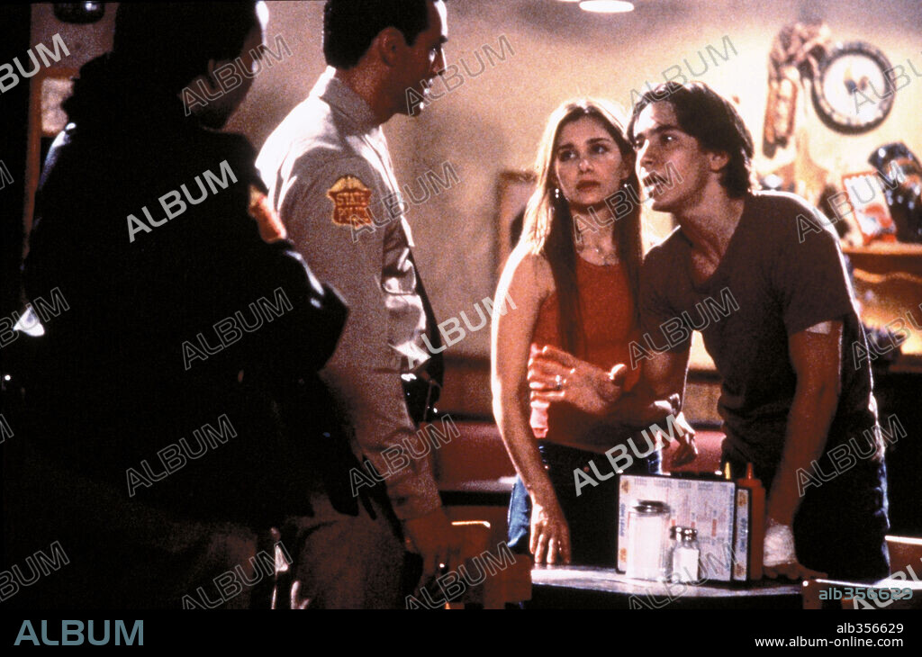 GINA PHILIPS and JUSTIN LONG in JEEPERS CREEPERS, 2001. Copyright UNITED ARTISTS.