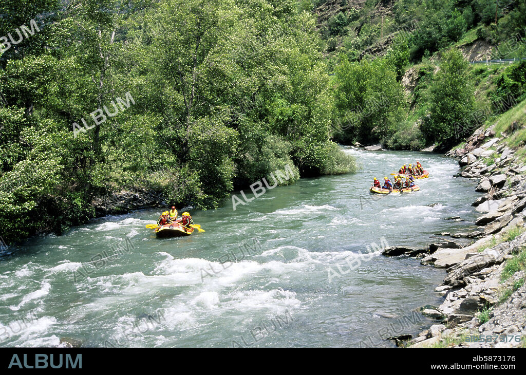 Rafting en río Noguera Pallaresa (Pallars Sobirà).