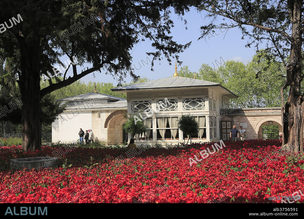 Terrace Kiosk, Tulip Garden, Fourth Courtyard, Topkapi Palace, UNESCO World Heritage Site, Istanbul, Turkey, Europe.