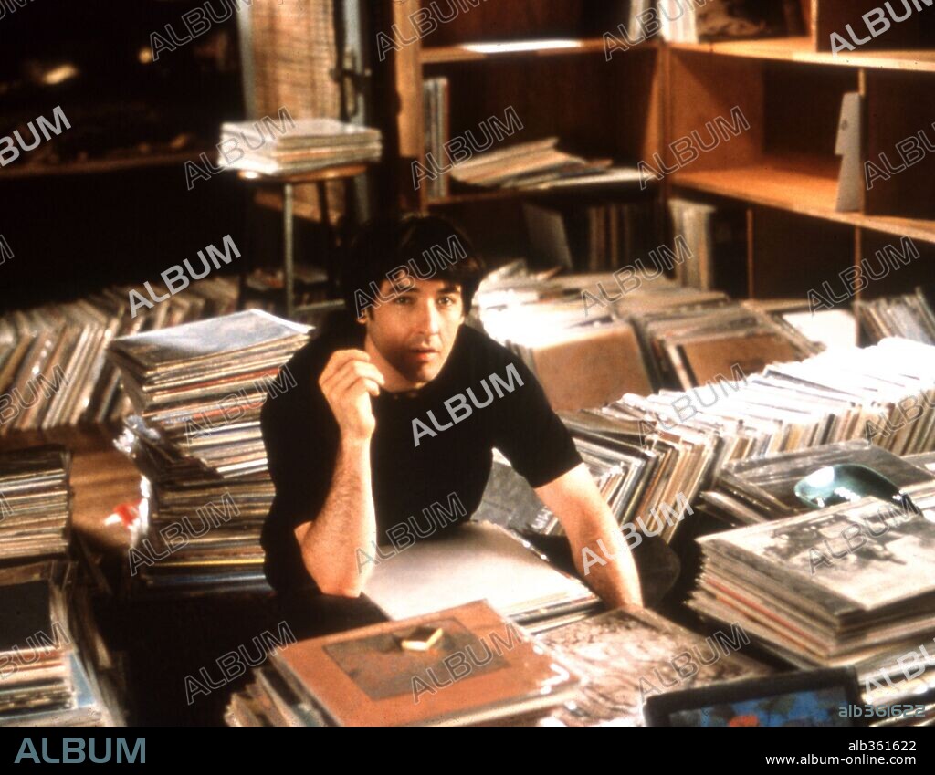 JOHN CUSACK en ALTA FIDELIDAD, 2000 (HIGH FIDELITY), dirigida por STEPHEN FREARS. Copyright MOSELEY, MELISSA.