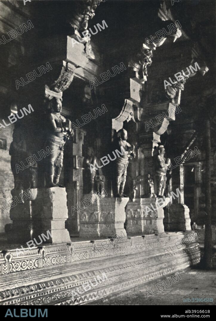 'Inneres eines Hindutempels, Ceylon', 1926. Interior of a Hindu temple, Ceylon.  From Der Indische Kulturkreis in Einzeldarstellungen. [Georg Muller, Munich, 1926].