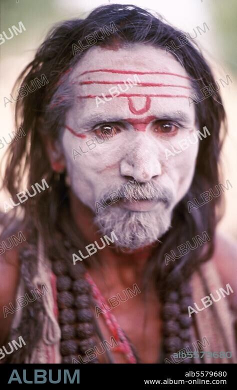 Religionen / Hinduismus / Sadhu ( Sanskrit "der Gute", Heiliger, Ehrenname für einen Hindu, der als Eremit oder bettelnder Wanderasket lebt). /-Sadhu mit Gesichtsbemalung und shivaitischem Tilaka (Stirnzeichen).-/ Foto, Rajasthan (Nordwest-Indien), undatiert.