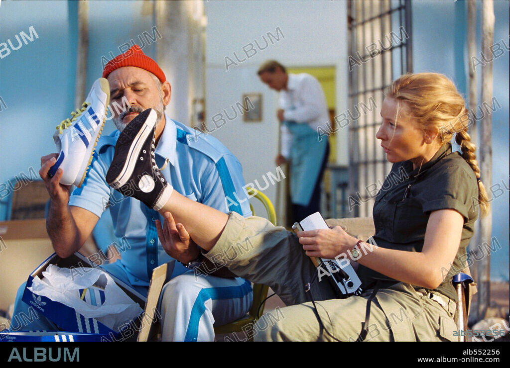 BILL MURRAY and CATE BLANCHETT in THE LIFE AQUATIC WITH STEVE ZISSOU, 2004, directed by WES ANDERSON. Copyright TOUCHSTONE PICTURES.