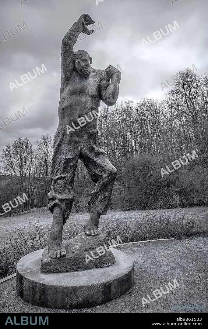 The sculptor Fritz Cremer created the 2.96 m bronze statue in 1966 and 1967, which shows a man climbing. In 1975, the GDR donated it to the United Nations and it was erected in the park of the UN headquarters in New York. Second casts of the sculpture can be found in Magdeburg, Rostock and in Plauen, Vogtland, on the Bärenstein near the upper railway station. I photographed it there. With his work, the artist expressed the struggle and the suffering.