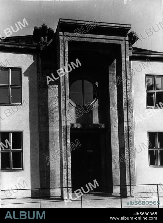 Berlin, Bezirk Steglitz-Zehlendorf, Ortsteil Dahlem, Luftgaukommando III, Kronprinzenallee (heute Clayallee), (Verwaltungs- und Kasernenkomplex der Reichsluftwaffe; erbaut 1936-38; Arch.: Fritz Fuß; 1945-1995 US Headquarters Command). - Ansicht kurz nach der Fertigstellung:. Seiteneingang. Foto, um 1938.