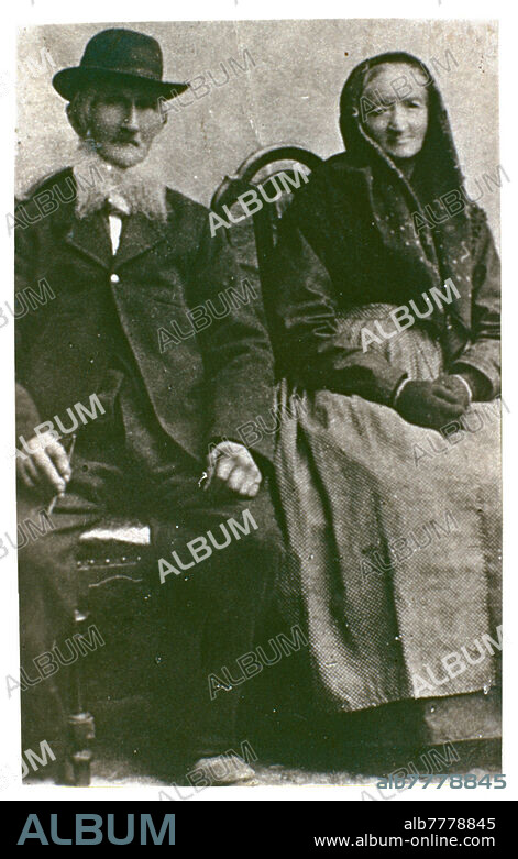 HISTORY OF PHOTOGRAPHY Portrait of an elderly couple in memory of the diamond wedding: the two celebrated the milestone of the 60th wedding anniversary. Italy, late 19th century.
