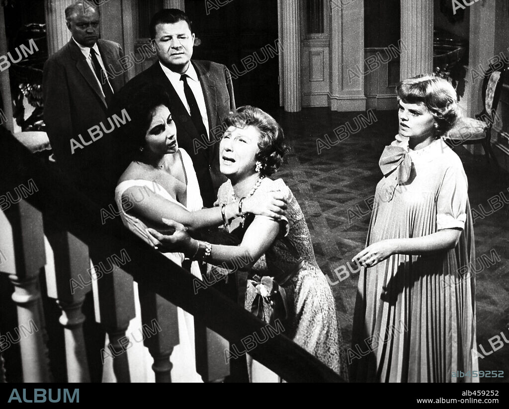 ELIZABETH TAYLOR, JACK CARSON, LARRY GATES, MADELAINE SHERWOOD and PAUL NEWMAN in CAT ON A HOT TIN ROOF, 1958, directed by RICHARD BROOKS. Copyright M.G.M.