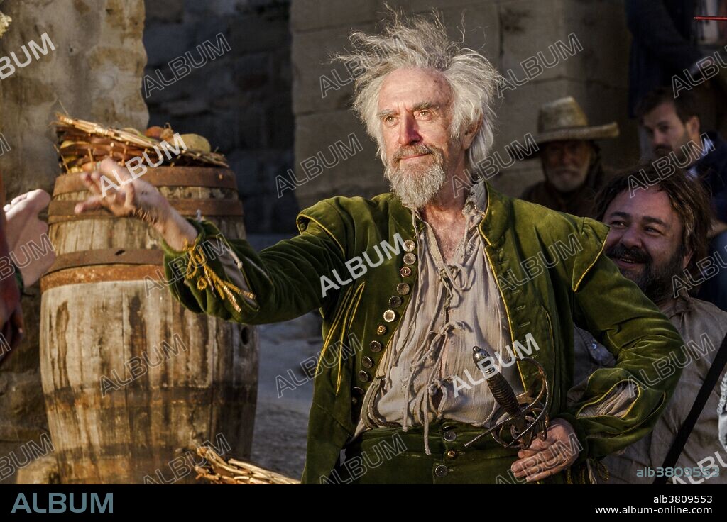 JONATHAN PRYCE in THE MAN WHO KILLED DON QUIXOTE, 2018, directed by TERRY GILLIAM. Copyright Tornasol Films / Entre Chien et Loup / Ukbar Filmes / Proxim.