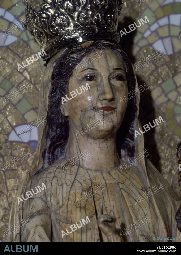 DETALLE DE LA VIRGEN DE LAS BATALLAS - TALLA DE MARFIL - GOTICO ESPAÑOL - SIGLO XIII.