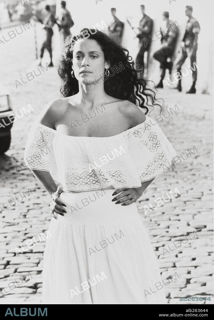 SONIA BRAGA en PRESIDENTE POR ACCIDENTE, 1988 (MOON OVER PARADOR), dirigida por PAUL MAZURSKY. Copyright UNIVERSAL PICTURES.