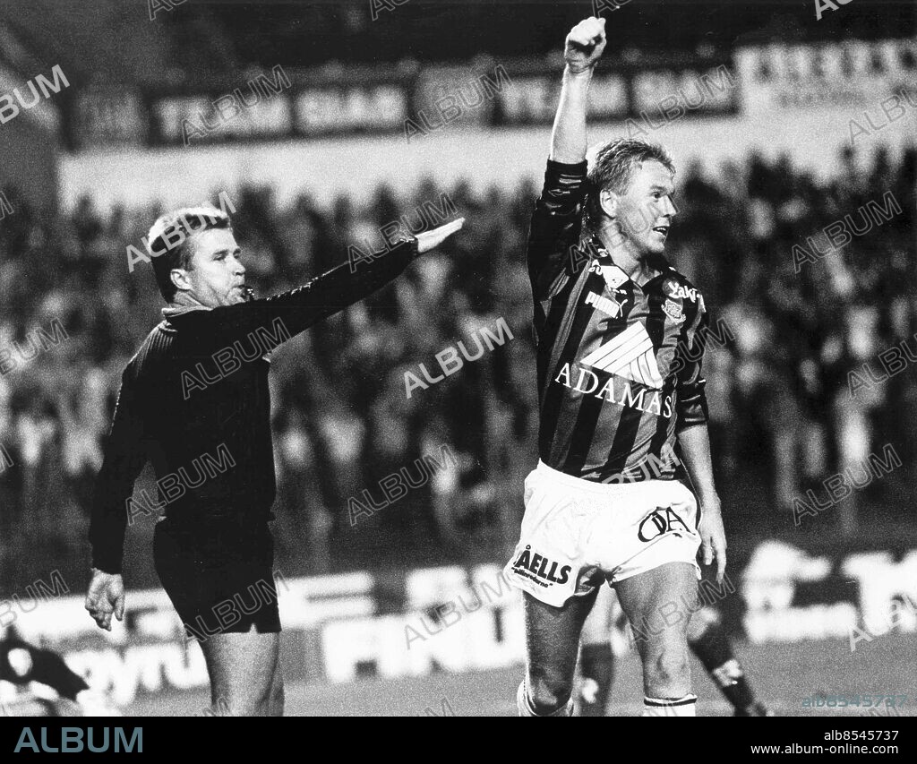 GÖTEBORG 1989-09-20.. Joakim Nåfors - fotbollsspelare i Gais, signalerar för mål och domaren ser ut att hålla med. *** Local Caption *** GP Foto: Johan Davéus / Kamerareportage / TT / Kod: 2524.