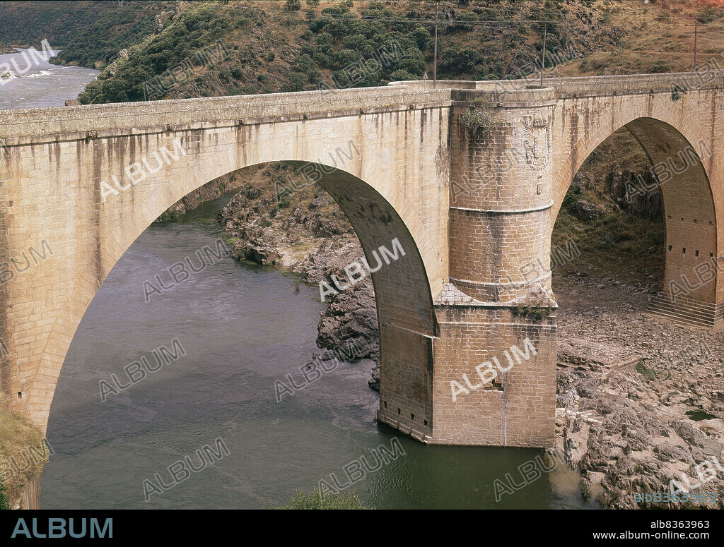 PEDRO URIAS (SIGLO XVI). PUENTE DE ALMARAZ SOBRE EL TAJO S XVI - DETALLE DE DOS ARCOS Y ESCUDO DE CARLOS V - FOTO AÑOS 60.