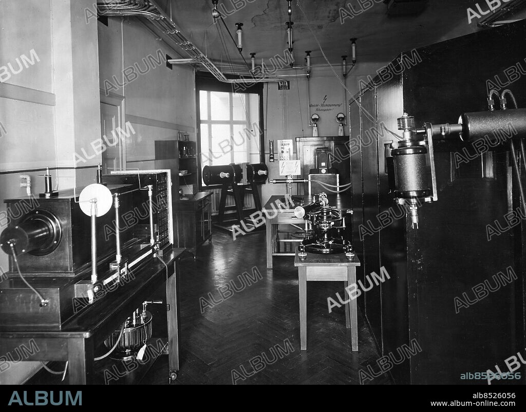 TYSKLAND BERLIN 1929. Orig. bildtext... INSTITUT FÜR STRAHLENFORSCHUNG. (Siehe beiliegende Notiz) Blick in den Röntgenspektroskopin-Raum im Institut für Strahlenforschung. Foto: Presse-Photo / AB Text & Bilder / SVT / Kod: 5600 Mapp: Institut för strålforskning 2729 A sites: TYSKLAND;BERLIN PhotoDate:1929-??-??.