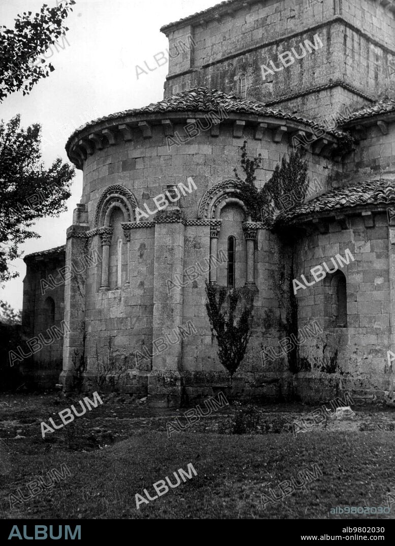 1960. Abside románico de la iglesia Olmos de Ojeda.