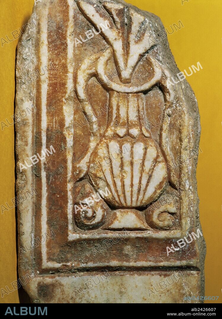 ARTE PALEOCRISTIANO. ESPAÑA. LAPIDA DE MARMOL (fragmento) representando un JARRON CON FLORES. Seguramente procede de una Domus Ecclesiae o basílica de Mérida (provincia de Badajoz, Extremadura). Museu Episcopal de Vic. Provincia de Barcelona. Comarca de Osona. Cataluña.