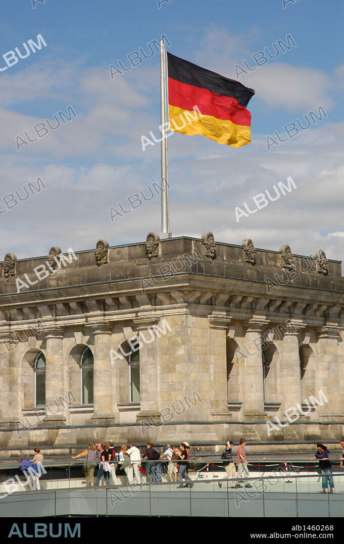 BANDERA ALEMANA ondeando en el exterior del PARLAMENTO ALEMAN (REICHSTAG). Berlín. Alemania.