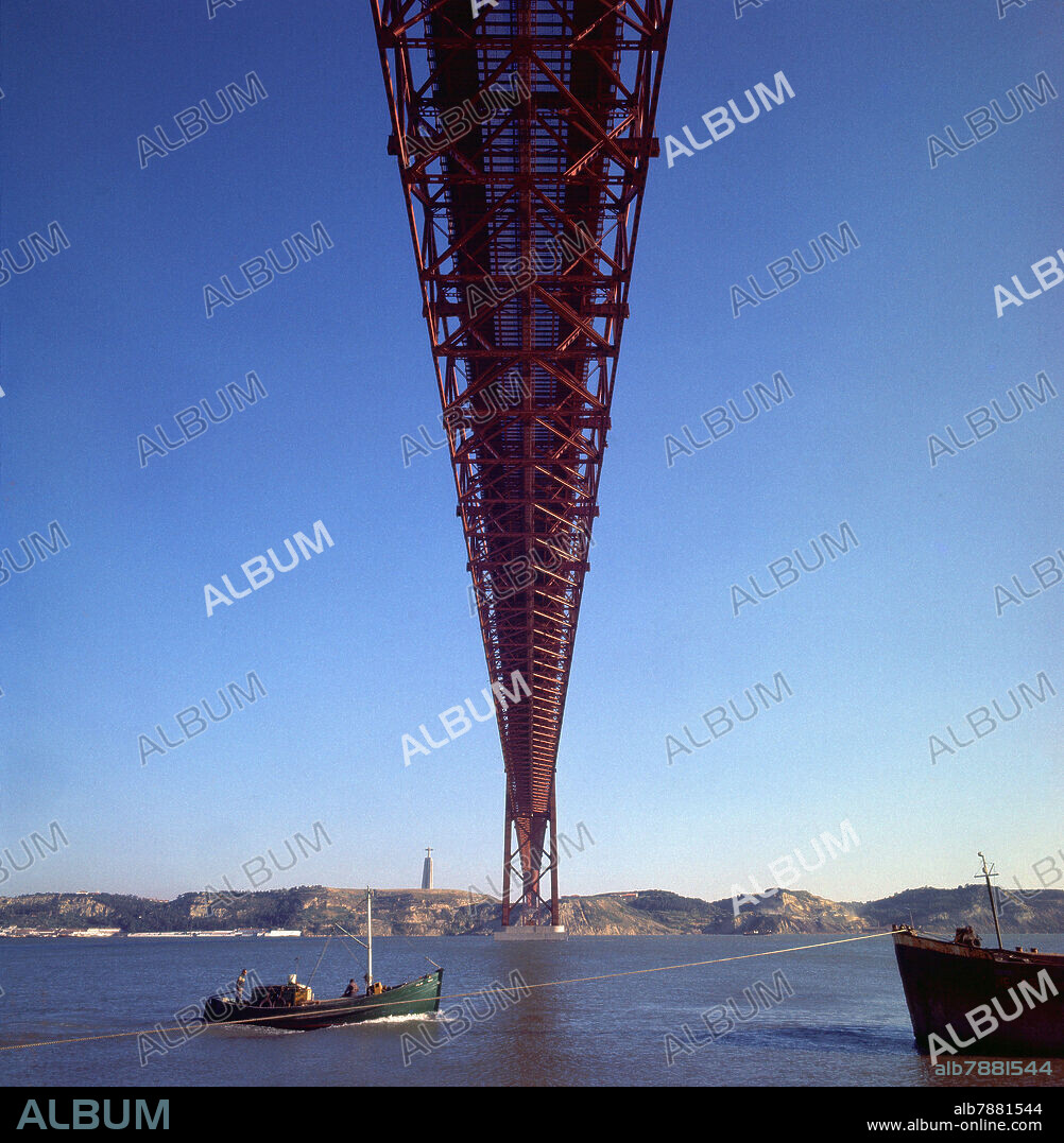 RAY M. BOYNTON. PUENTE SALAZAR O 25 DE OCTUBRE SOBRE EL RIO TAJO. INAUGURADO POR OLIVEIRA SALAZAR EN 1966 - FOTO AÑOS 60.