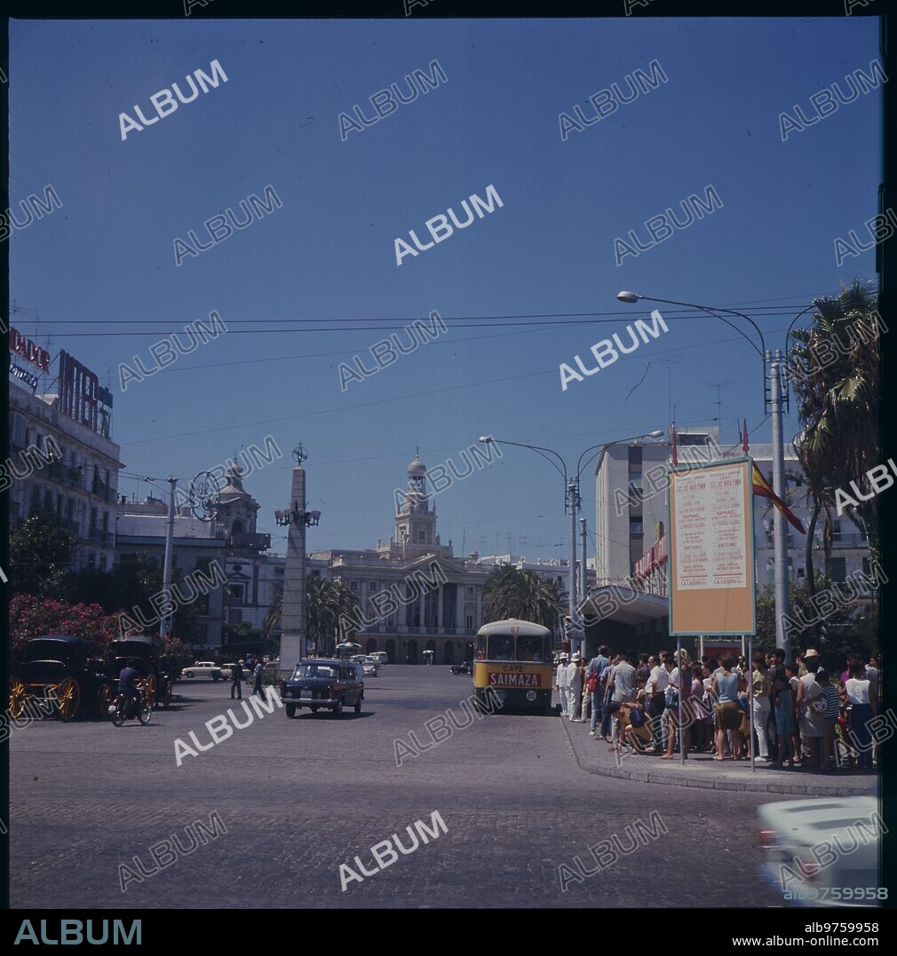 Cádiz, 1970 (CA.). Plaza de San Juan de Dios. Al fondo, el Ayuntamiento de Cádiz.