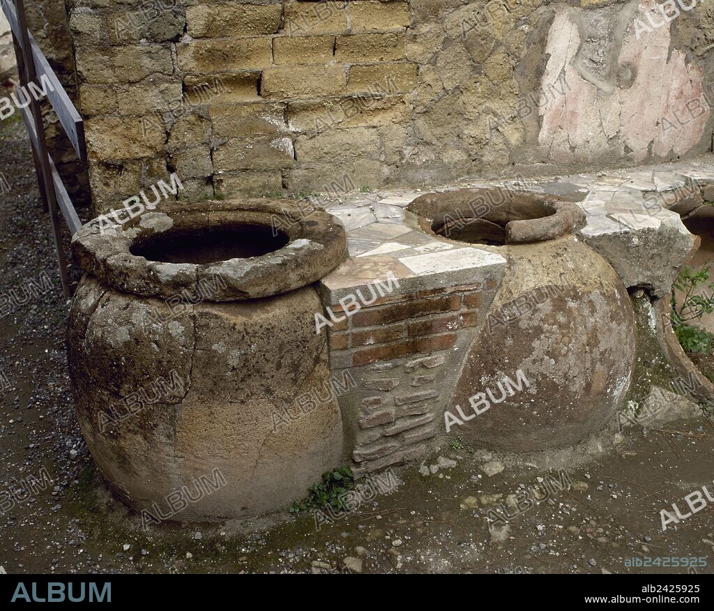 ARTE ROMANO. ITALIA. "TERMOPOLIO". Taberna especializada en la venta de bebidas calientes. Detalle de la barra de piedra con las ánforas colocadas en los huecos, las cuales contenían las escancias de las bebidas. HERCULANO. La Campania.