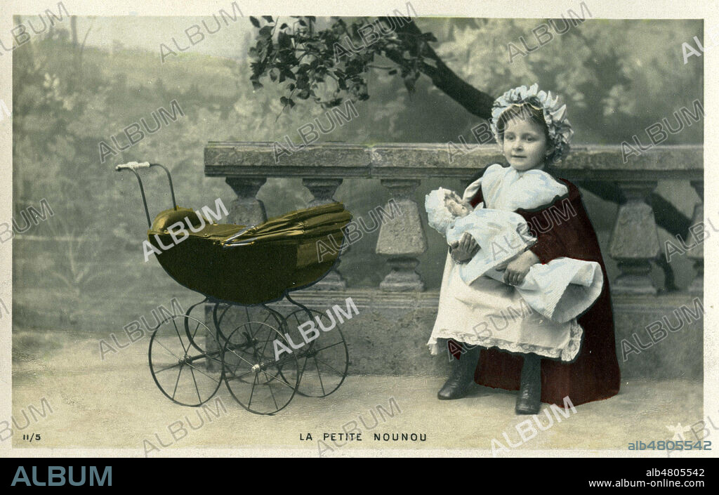 'La petite nounou' : fillette jouant a la poupee. Photographie anonyme pour une carte postale colorisee vers 1900. Credit : Collection IM/KHARBINE-TAPABOR.