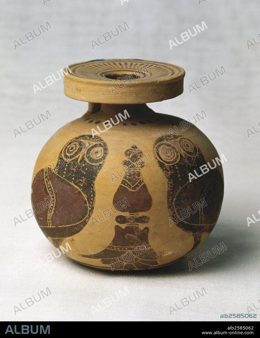 ARTE GRIEGO. SIGLO VI a. C. ARIBALO con decoración de lechuzas en color negro y rojizo, separadas con motivos florales. Tiene 70 mm. de altura y 70 mm. de diámetro. Procedente de Corinto (Grecia). Museo del Perfume. Barcelona. Cataluña.