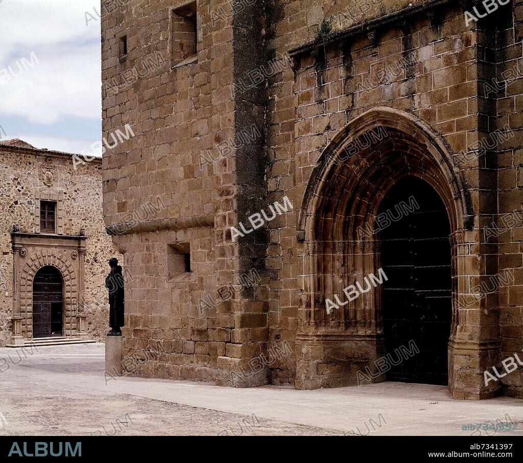IGLESIA CONCATEDRAL DE SANTA MARIA DE CACERES - PORTADA GOTICA Y TORRE RENACENTISTA - SIGLO XV/XVI - FOTO AÑOS 60.