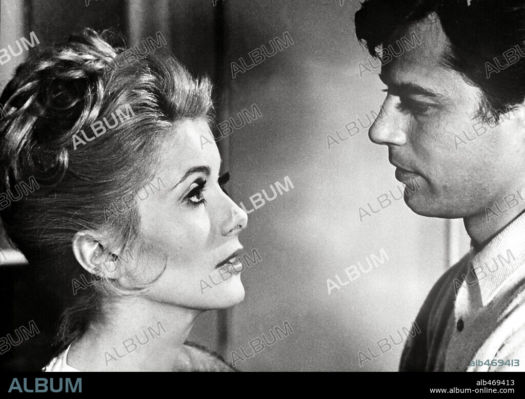 CATHERINE DENEUVE y JEAN SOREL en BELLE DE JOUR: BELLA DE DÍA, 1967 (BELLE DE JOUR), dirigida por LUIS BUÑUEL. Copyright PARIS FILM/FIVE FILM.