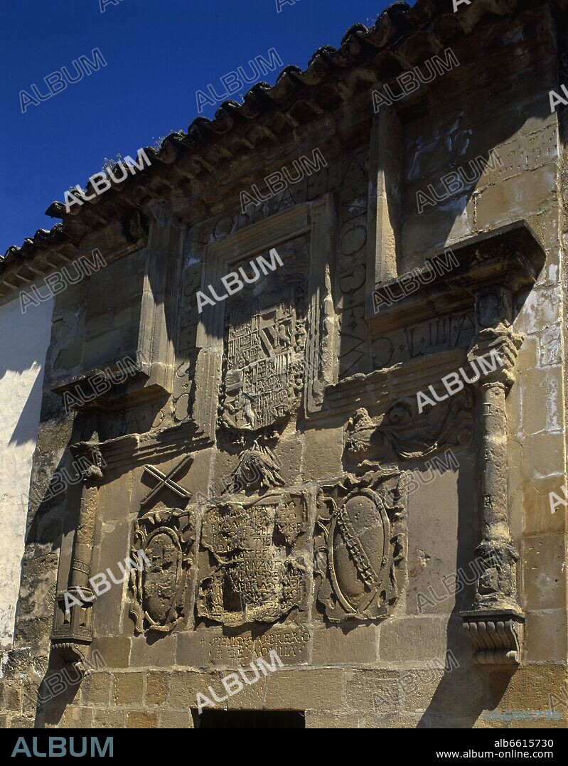 ESCUDOS DEL EMPERADOR DE LA CIUDAD Y DEL CORREGIDOR ACUÑA EN LA FACHADA - S XVI.