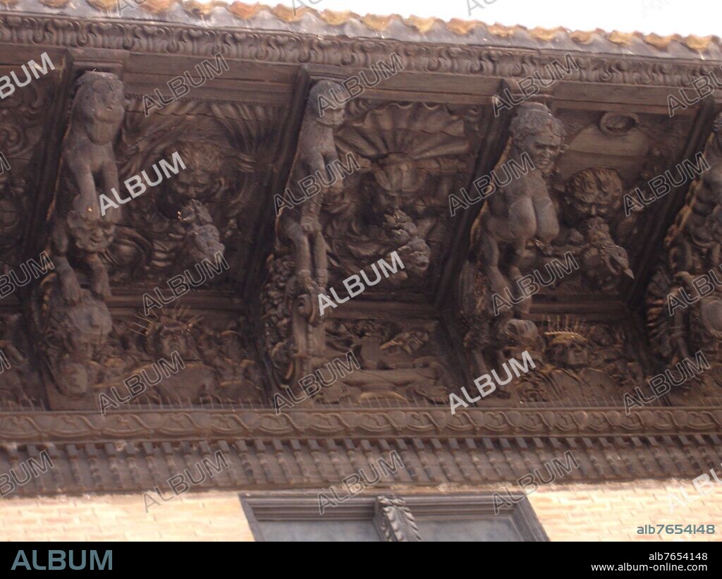 DETALLE DEL ALERO DEL PALACIO DE ONGAY-VALLESANTORO ACTUAL CASA CULTURAL DE SANGÜESA - SIGLO XVII - BARROCO ESPAÑOL - - FOTO AÑO 2007.