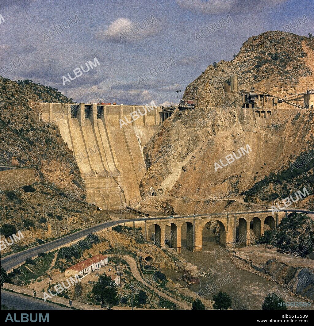 PRESA DEL EMBALSE DE CONTRERAS - FOTO AÑOS 60.