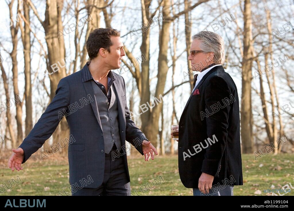 MATTHEW McCONAUGHEY y MICHAEL DOUGLAS en LOS FANTASMAS DE MIS EX NOVIAS, 2009 (GHOSTS OF GIRLFRIENDS PAST), dirigida por MARK WATERS. Copyright NEW LINE CINEMA.