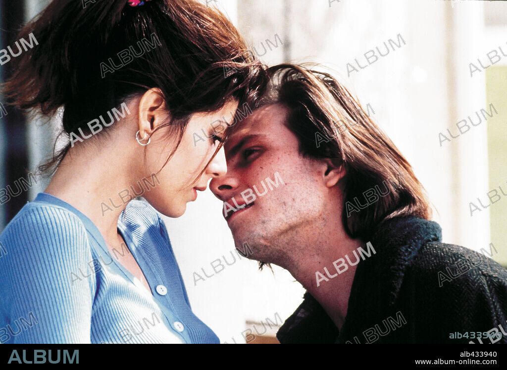 CHRISTIAN SLATER y MARISA TOMEI en CORAZÓN INDOMABLE, 1993 (UNTAMED HEART), dirigida por TONY BILL. Copyright M.G.M / BIRMELIN, BRUCE.